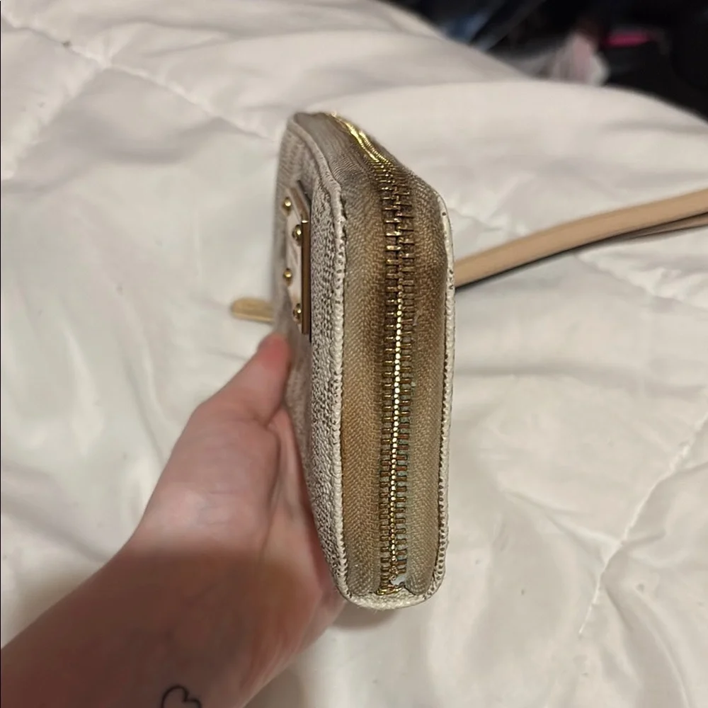 Michael Kors Beige Monogram Wallet - Picture 5 of 9